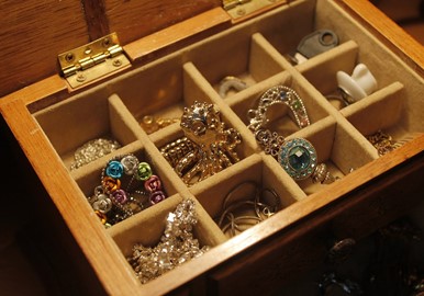 Find et bredt udvalg af smykker i alle prisklasser hos Guldsmykket.dk
