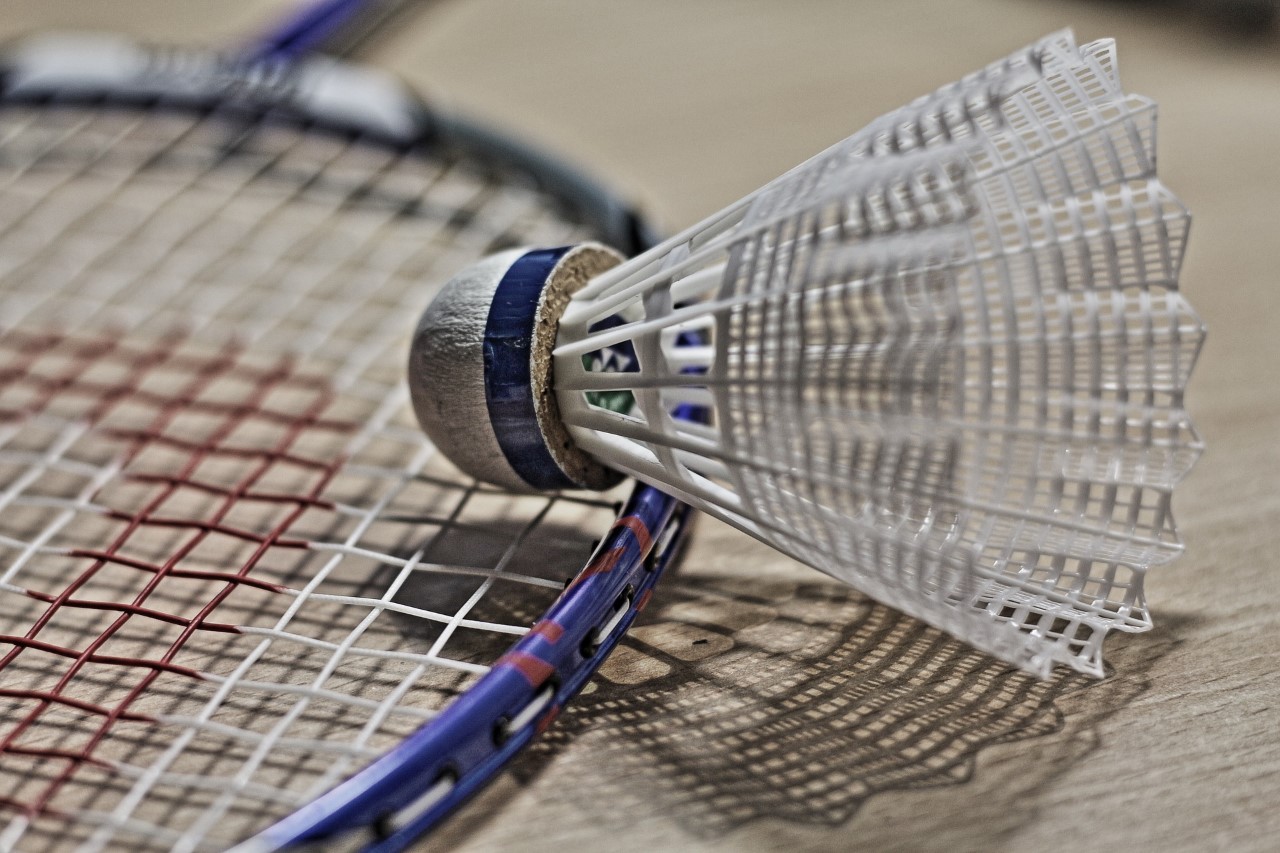 Køb Yonex badmintonsko eller en badmintonketcher fra dette brand